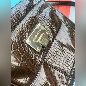🛍️👜 Anne Klein Brown Croc-Embossed Crossbody Bag EUC